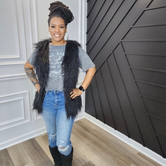 Black Fluffy Faux Fur Vest - Picture 6 of 6